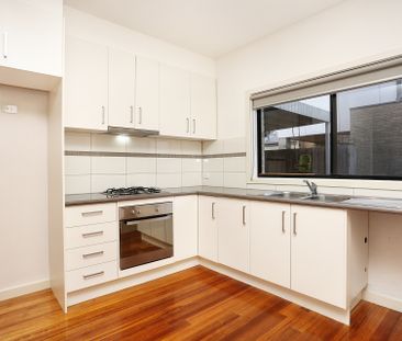 TWO BEDROOM TOWNHOUSE! - Photo 4