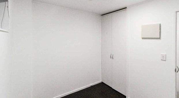 Two Bedroom City Apartment! - Photo 1