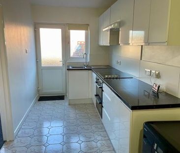 2 bedroom ground floor flat to rent - Photo 2