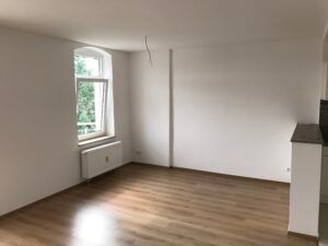 Beethovenstr. 6, Wohnung 6 ~~~ Dachgeschoss, Einbauküche, Balkon, Badezimmer mit Wanne, Spitzboden als Abstellfläche - Photo 2