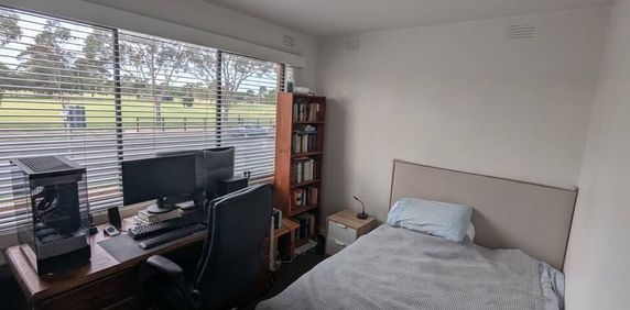 Caulfield North - Photo 2