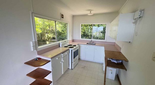 WELL PRESENTED UPSTAIRS Flat with fantastic views from the deck: - Photo 1