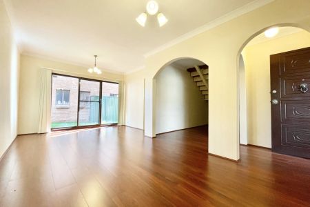 Three-bedroom townhouse in a prime Strathfield South location - Photo 2