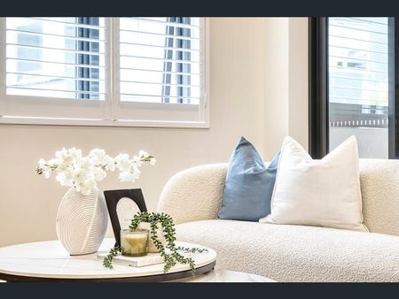 Elegant 4-Bedroom Apartment with 2 Parking in Prestigious Killara - Photo 2