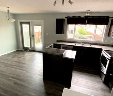 The Hamptons 2 Bed + Den Duplex | Double Garage. - Photo 6