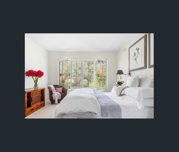 Spacious family home with panoramic water view - Photo 3