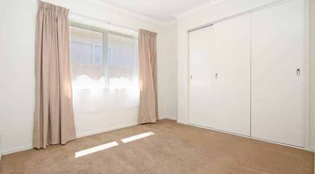 Handy to train station & motorways. Modern home. - Photo 2