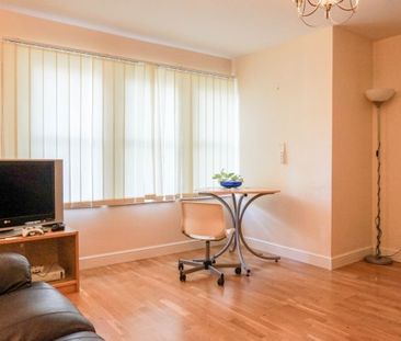 2 Bedrooms Broomfield Crescent - Photo 1