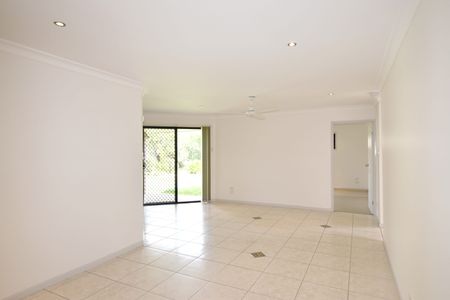 :: PERFECT FAMILY HOME &mldr; MOVE STRAIGHT IN&mldr;CONVENIENT LOCATION - Photo 4