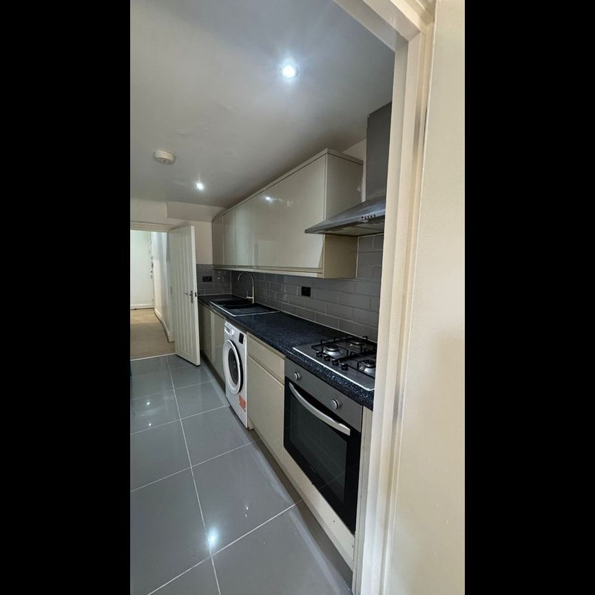 2 Bed Flat, Farren Road, SE23 - Photo 1