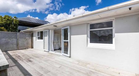 4 BED, 2 BATH - SPACIOUS FAMILY HOME - Photo 2