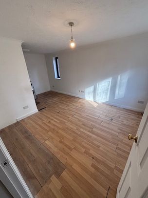 Studio Flat, Swan Drive, NW9 - Photo 1