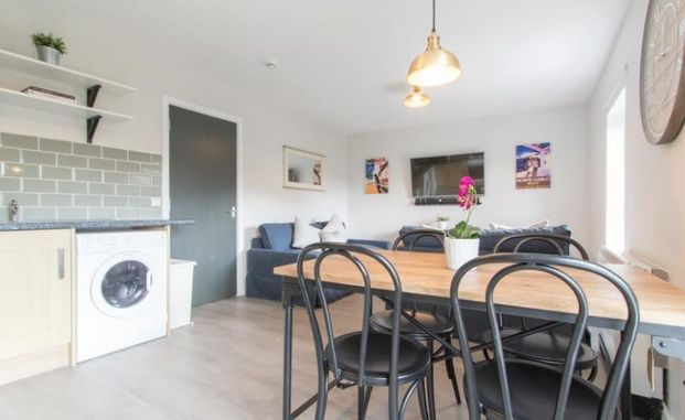 4 bedroom flat to rent - Photo 1