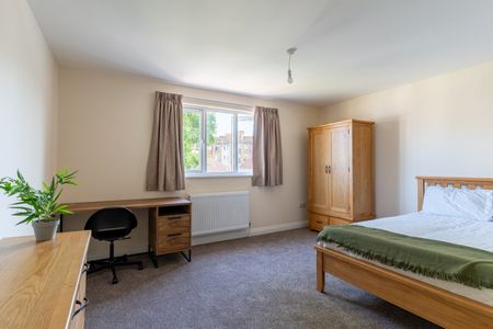 6 Bed Semi-Detached House, Morris Road, SO15 - Photo 4