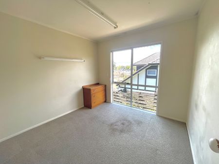 Spacious Five-Bedroom Family Home in Desirable Botany Downs - Photo 5