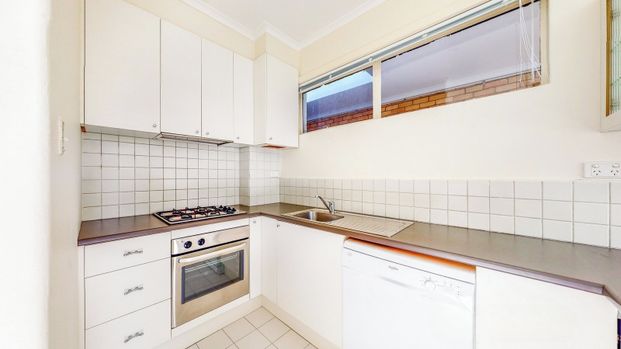 Sunny and spacious - Photo 1