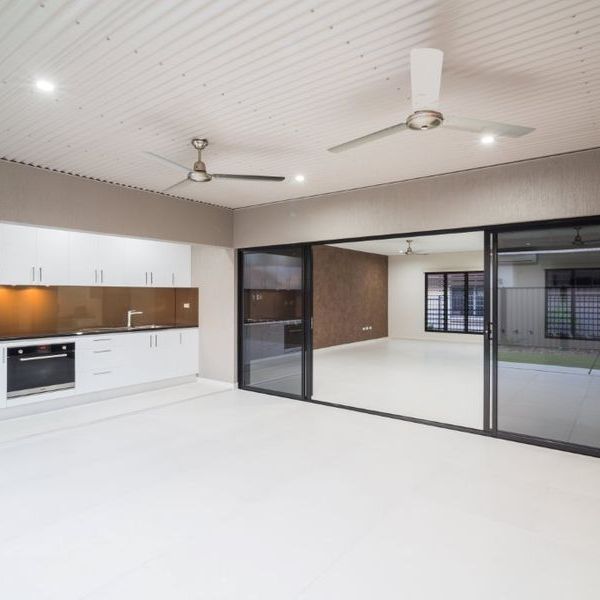 WOW! - 3 BATHROOM - 2 KITCHENS - EXECUTIVE HOME WITH SOLAR ! - Photo 1