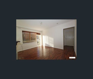 This top-floor, light-filled 1-bedroom apartment is located in the ... - Photo 1