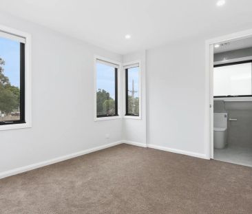 Designer Living in Bayside Locale - Photo 1