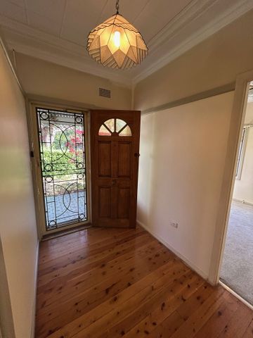 Newly renovated 3-bedroom family house with new carpet and Sunny decking in great location - Photo 2