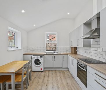 Perfectly Situated Five-Bedroom Student House in a Vibrant Area - Photo 4