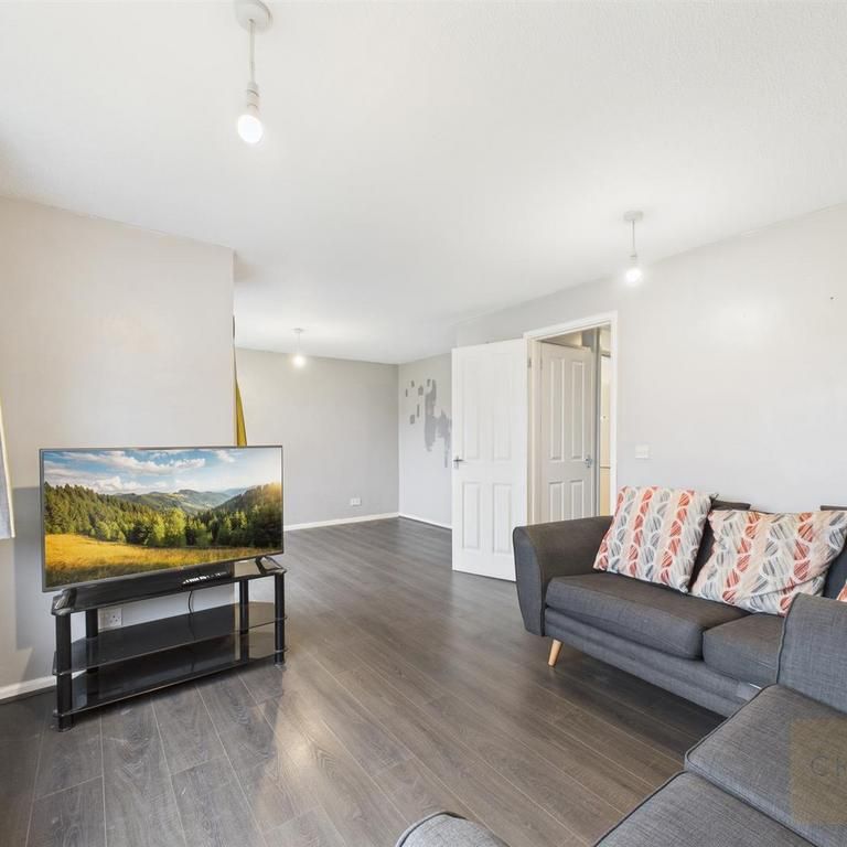 2 bedroom end of terrace house to rent - Photo 1