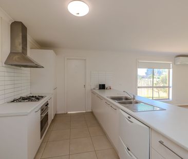 Comfortable 4-Bedroom Home with Large Outdoor Space - Photo 4