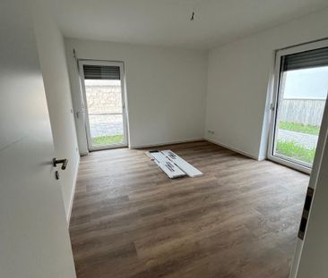 Gehobener Neubau mit Einbauküche und PKW- Stellplatz - Foto 1