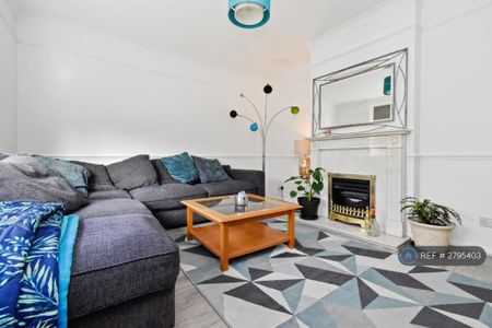 4 bedroom semi-detached house to rent - Photo 2