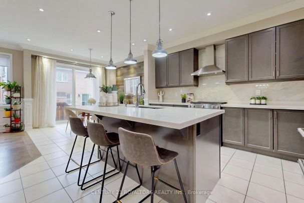 Detached Home For Lease | W9031533 - Photo 1