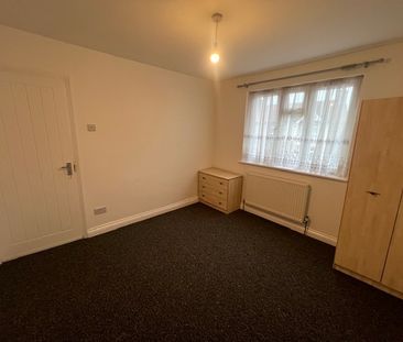 3 Bed Terraced House, Eton Road, IG1 - Photo 2
