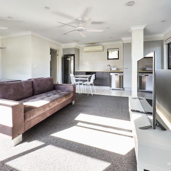 Fully Furnished Studio Apartment - Resort Style Complex 100M to Westfield - Photo 1