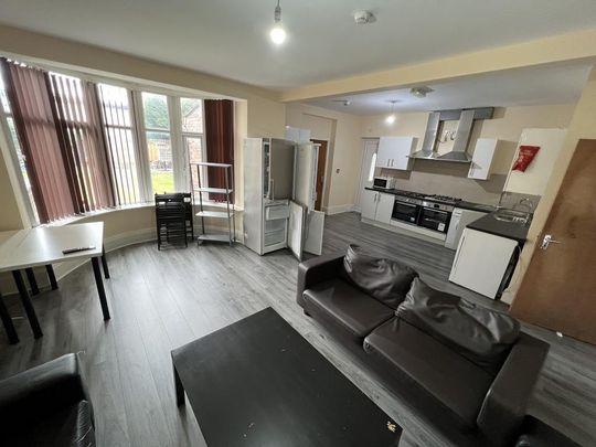 8 bedroom semi-detached house to rent - Photo 1