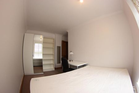 1 bedroom in a flat share to rent - Photo 3