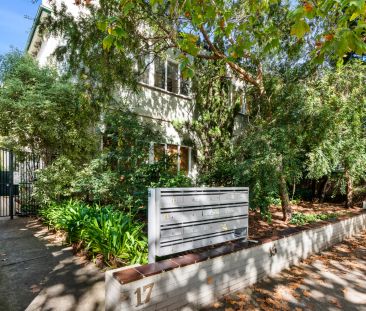 Split Level Apartment in a Grand Mansion Block - Photo 5