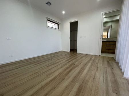 Sophisticated Luxury: Masterful Design Meets Modern Convenience - Photo 3