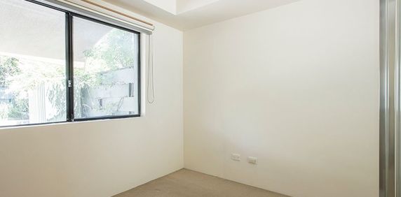 Ground Floor One Bedroom With Large Courtyard - Photo 2