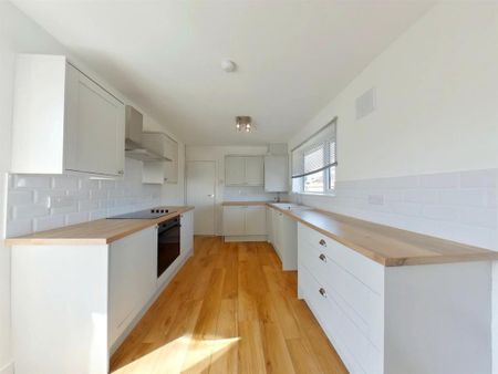 3 bedroom semi-detached bungalow to rent - Photo 2