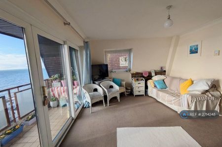 2 bedroom flat to rent - Photo 2