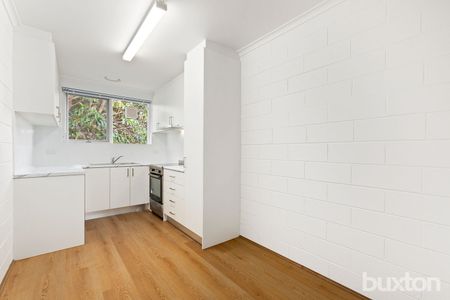 Renovated, Spacious 2 Bedroom Apartment! - Photo 2