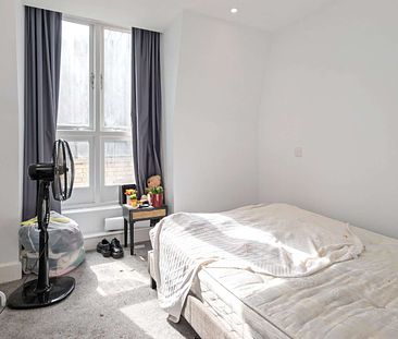 A newly refurbished bright top floor two bedroom apartment - Photo 5