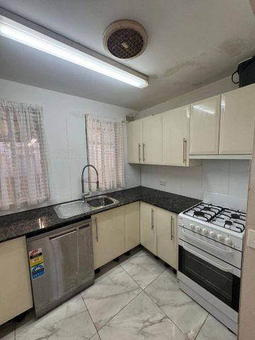 3 Bedroom, 1 Bathroom, 1 Extra Toilet - Photo 2