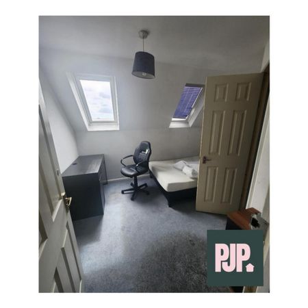 1 bedroom in a house share to rent - Photo 2