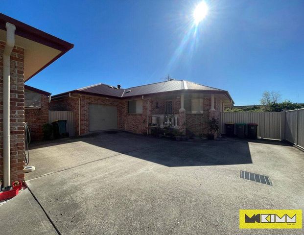 MODERN 3 BEDROOM WITH A/C & RAMP ACCESS - Photo 1