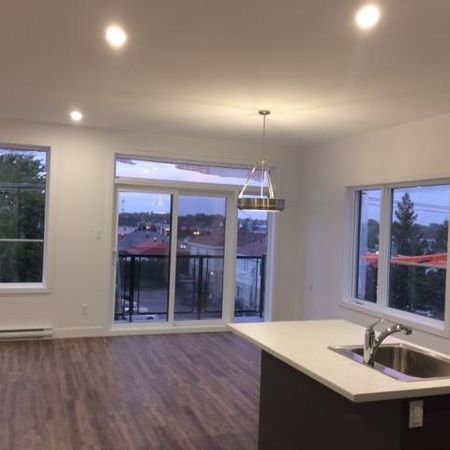 5 ½ neuf, St-Constant, Plafond 9 pi, toit terrasse, 2 balcons, libre juillet - Photo 3