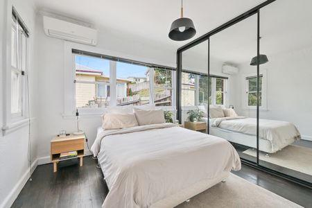 Sunlit Modern Living - Photo 4
