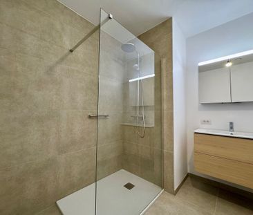 Modern gelijkvloers appartement met ondergrondse staanplaats in Eeklo. - Photo 2