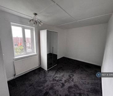 4 bedroom semi-detached house to rent - Photo 2