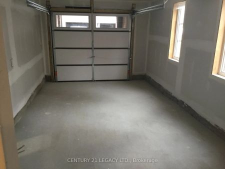 Condo Townhouse For Lease | E9294520 - Photo 2