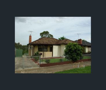 SPACIOUS FAMILY HOME IN PRIME SUNSHINE LOCATION - Photo 3